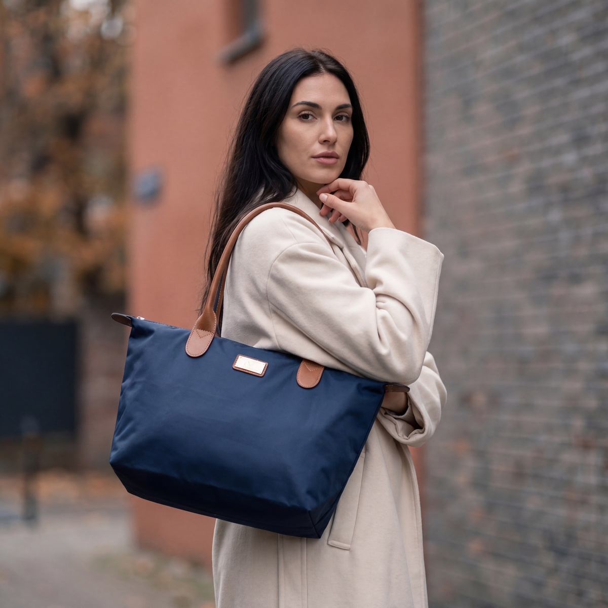 Gallantry Puck Shopper donkerblauw - schoudertas gedragen in de stad